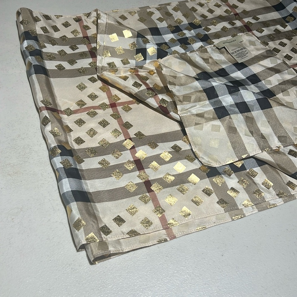 Burberry elegant reversible classic checkered with gold accents - Picture 3 of 5